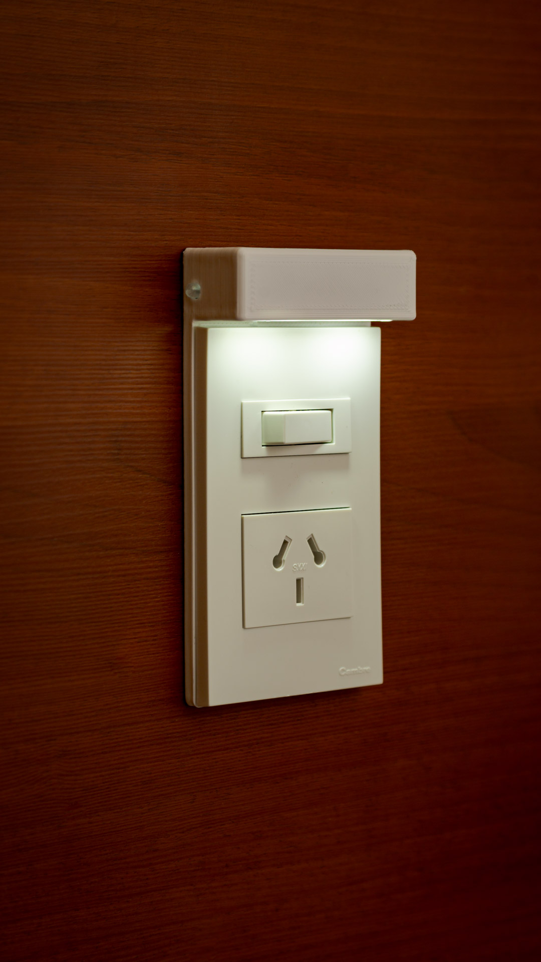 Bastidor Luminoso deWilloW con sensor de luz gradual automático instalado detrás de una llave de luz